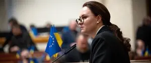 Женщинам-чиновницам разрешили свободнее выезжать за границу во время военного положения