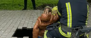 В Одессе 10-летняя девочка упала в четырехметровую яму посреди тротуара