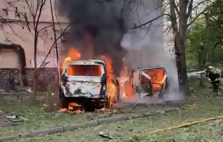 В Одесі уламки дрона впали на багатоповерхівку: є поранені