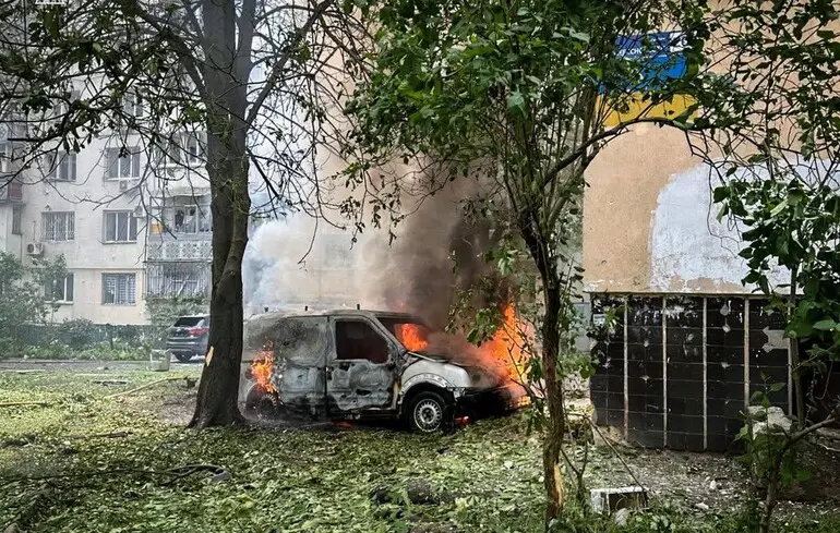 В Одесі та Білгород-Дністровському уламки дрона впали на багатоповерхівку: є поранені 
