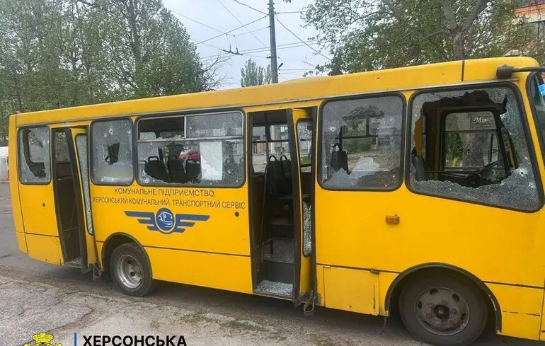Окупанти атакували маршрутку в Херсоні: є постраждалі 