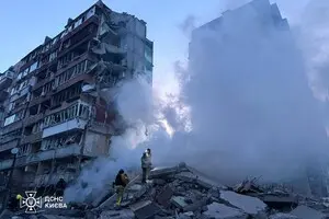 Зруйновані будинки, згорілі авто та поранені: ДСНС показала фото наслідків нічного удару по Києву 