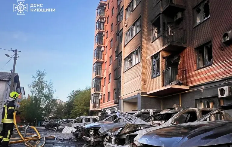 У Київській області пошкоджені будинки та семеро поранених: ДСНС опублікувала фото наслідків