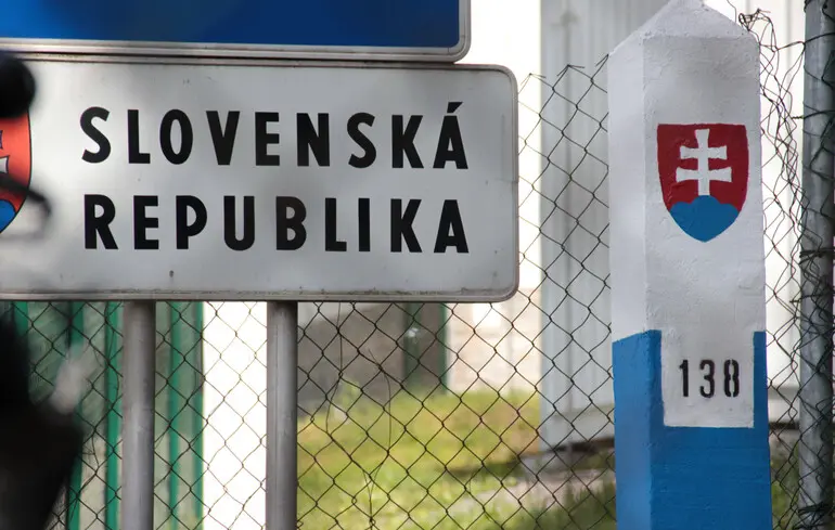 Словаччина через атаку дронів на Закарпаття на дві години закрила всі пункти пропуску на кордоні з Україною: що відомо