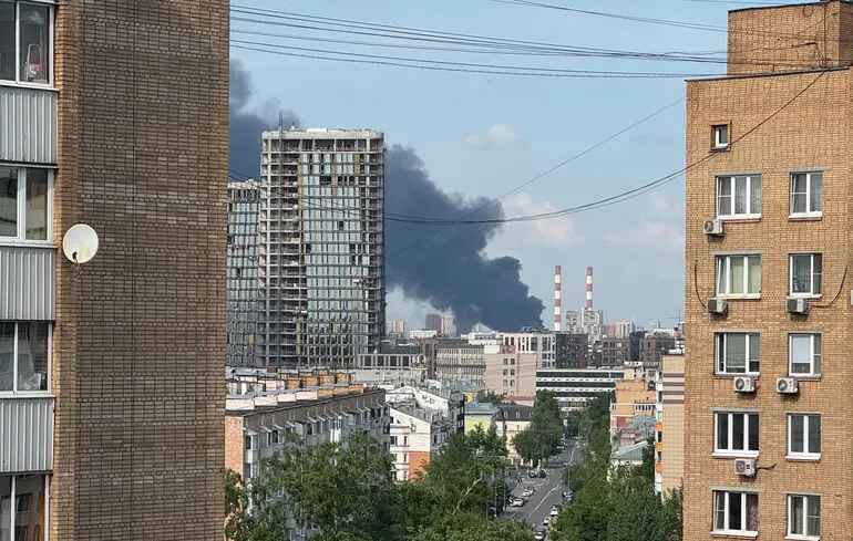 На сході Москви спалахнула велика пожежа на тлі потужних атак безпілотників, 17 травня 2026 року