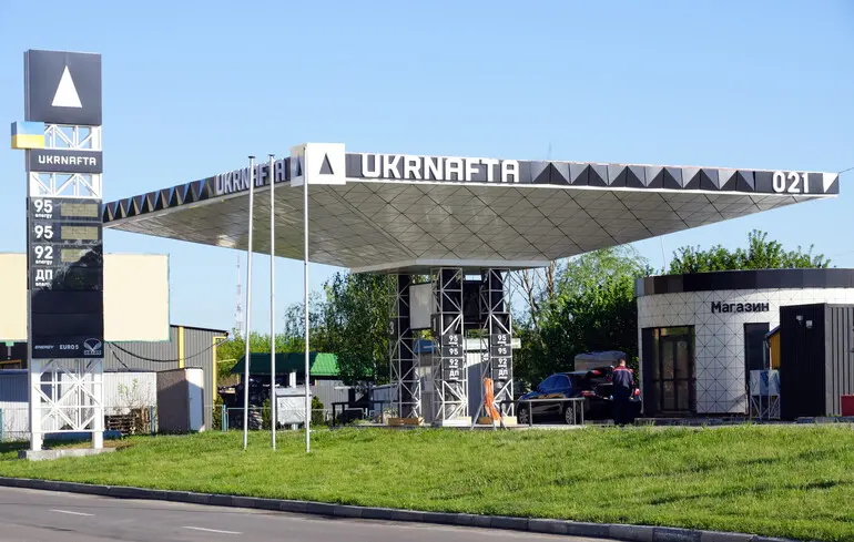 Россияне уничтожили автозаправочный комплекс UKRNAFTA: есть раненые