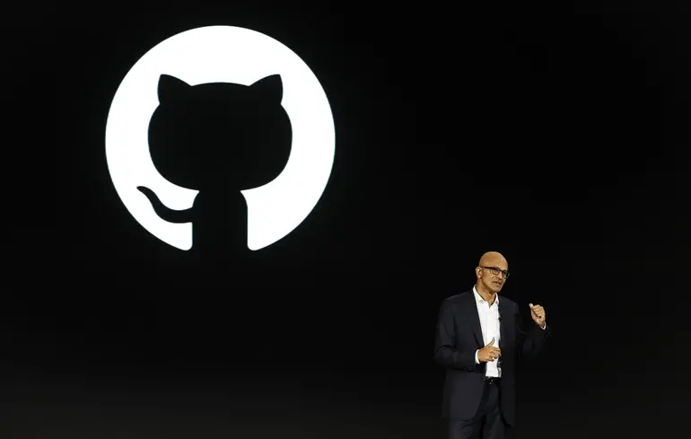 Генеральный директор Microsoft Сатья Наделла выступает на фоне логотипа платформы GitHub.