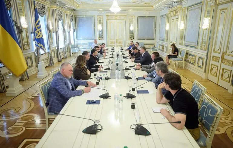 Зеленський зустрівся з керівництвом фракції «Слуги Народу»: про що говорили