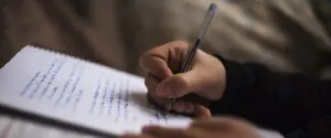 Почему большинство людей правши? Исследователи из Оксфорда рассказали о влиянии эволюции ног
