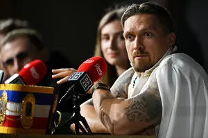 Усик в шикарном костюме устроил очередную дуэль взглядов с Верховеном на пресс-конференции
