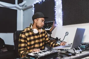Пользователи Spotify могут создавать каверы с ИИ на платформе: соглашение с Universal Music Group
