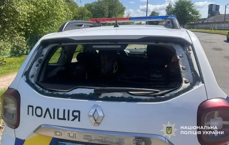 На Чернігівщині росіяни вдарили дроном по авто поліцейських. Є поранені