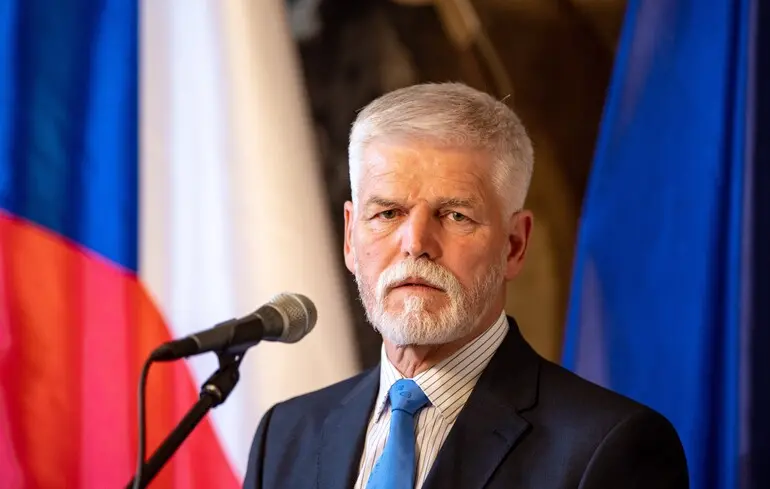 «Треба показати зуби»: президент Чехії закликав НАТО збивати російські літаки та відключити РФ інтернет