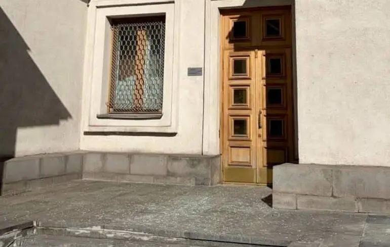 Массированный удар по Киеву: впервые со времен Второй мировой войны повреждено здание МИДа