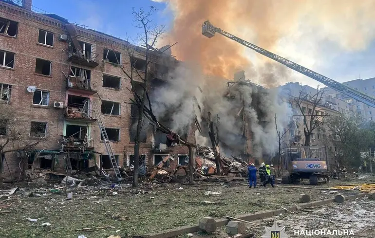 У Києві збільшилося число загиблих. Під завалами будинку знайшли тіло людини