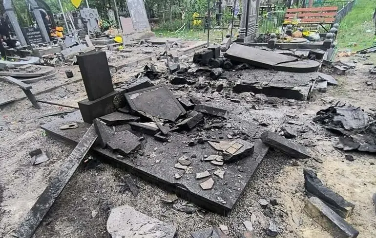 В Черниговской области дроны попали в кладбище: повреждены могилы павших военных