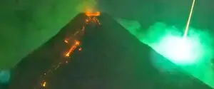 Яркий метеор попал на видео с извержением вулкана
