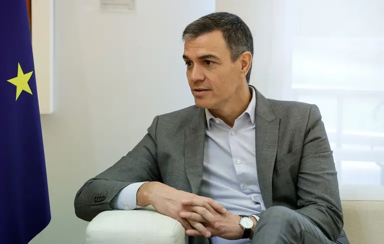 Іспанський премʼєр загнаний у глухий кут через корупційні скандали — Reuters