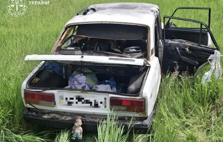 Дрон попал в автомобиль в Харьковской области: есть раненые