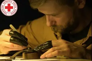 Финский часовщик превратил обломки российского танка в часы и этим помог Украинскому Красному Кресту