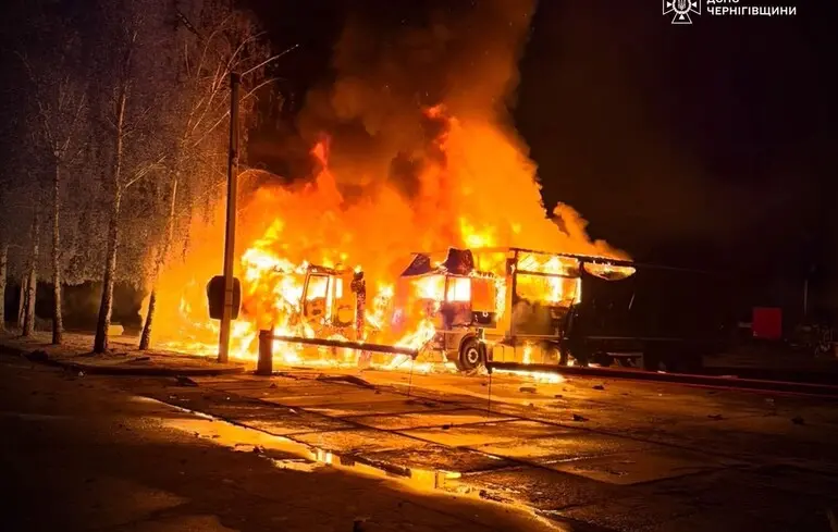 Росіяни атакували підприємство та будинки в Чернігівській області: є загиблий, спалахнула масштабна пожежа 