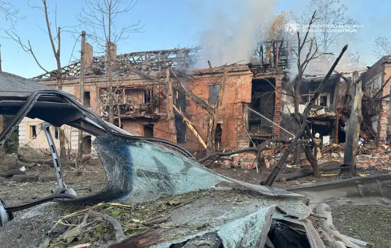 Зруйнований квартал і п'ятеро загиблих: кадри наслідків нічного удару РФ по Дніпру