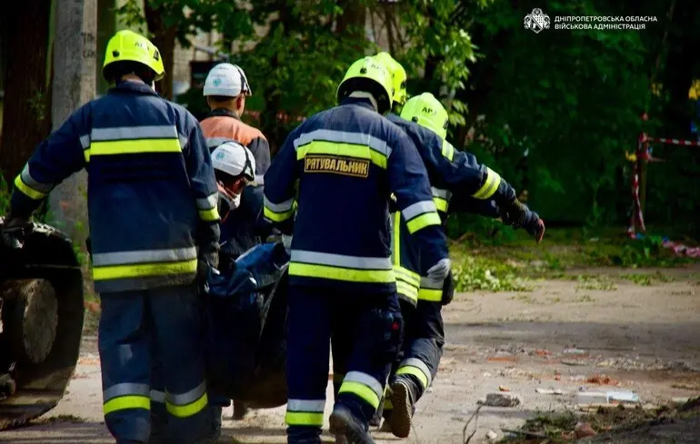 Дніпро в жалобі: 16 людей загинули внаслідок удару по житловому кварталу