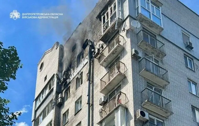 Росіяни знову вдарили по Дніпру. Там дрон атакував багатоповерхівку