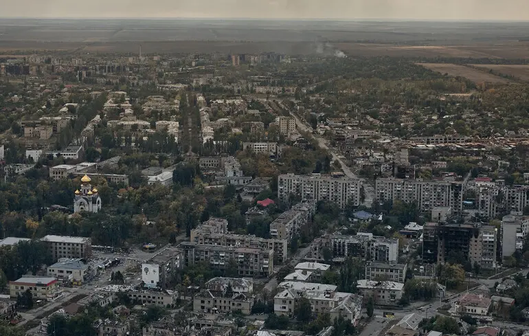 Окупанти маскують вогневі засоби та здійснюють масовані штурми на мототехніці в районі Покровська 