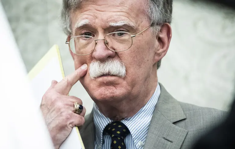 Колишній радник Трампа визнає провину у справі про секретні документи: що на нього очікує
