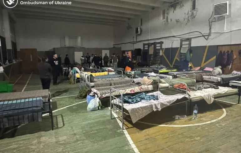 В Ужгородському РТЦК людей приковували кайданками: трьом посадовцям оголосили підозри
