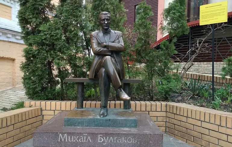 В Киеве демонтировали памятник Булгакову: кому передали скульптуру