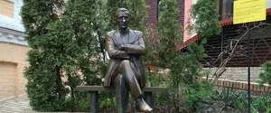 В Киеве демонтировали памятник Булгакову: кому передали скульптуру