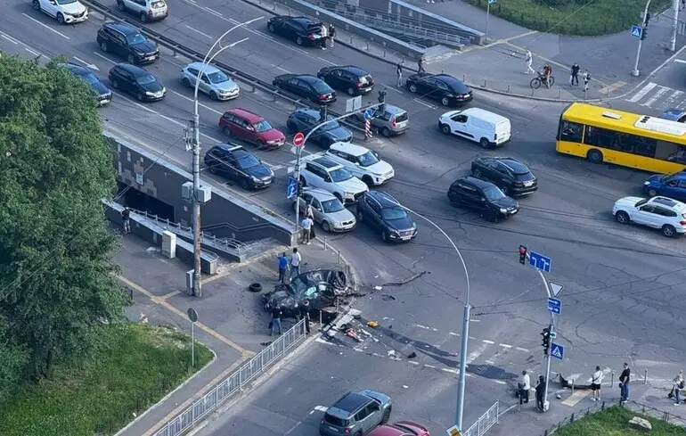 Жахлива ДТП у Києві: автомобіль влетів у підземний перехід, четверо загиблих