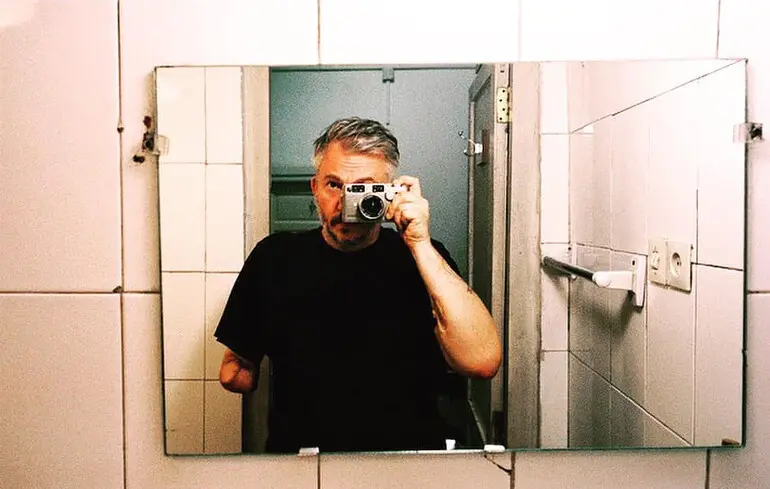 «Я не фотографую війну. Я фіксую любов» — історія фотографа Джайлза Дулі, який після втрати на війні ніг і руки зібрав мільйони на допомогу Україні