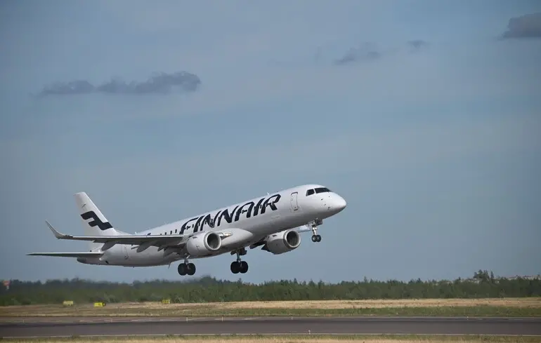 Швидкісний інтернет на висоті 10 000 метрів: Finnair обирає між Starlink та Amazon Leo