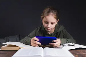Світ TikTok проти п’яти хвилин уваги: чому дитина постійно відволікається і що з цим робити? Поради для батьків