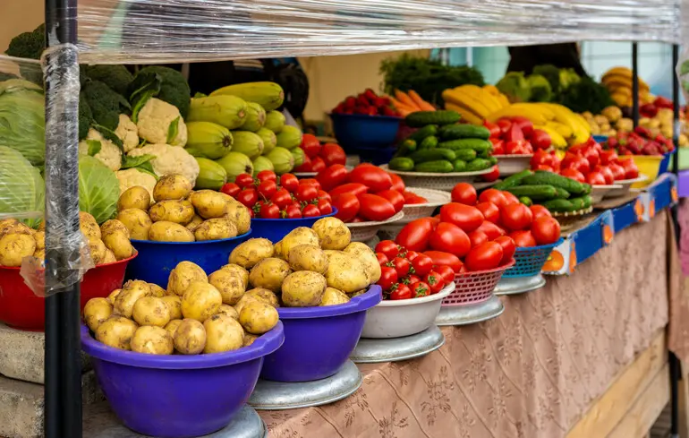 Хімічне забруднення продуктів та харчові інфекції забирають понад 1,5 млн життів щороку — Euronews