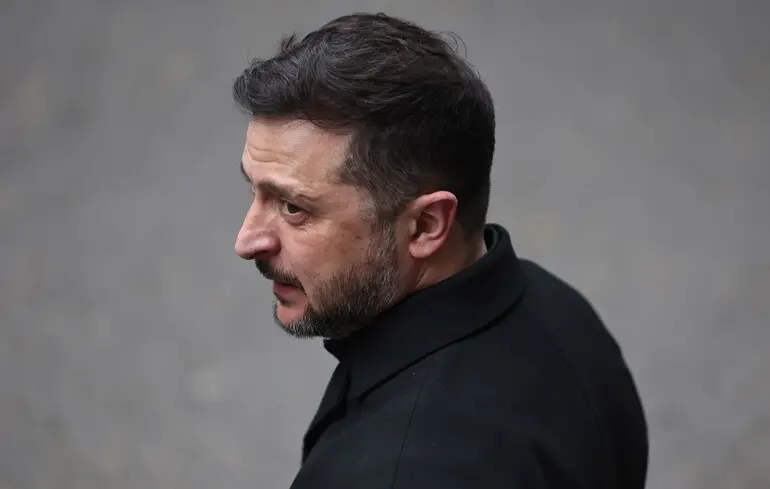 В обхід Польщі: борт №1 Зеленського змінив звичний курс на Л