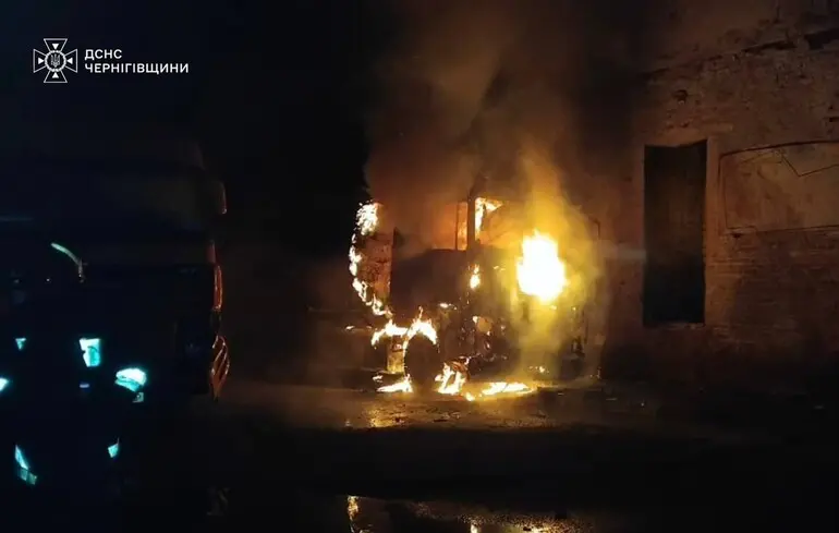 Росіяни атакували три підприємства, будинки та АЗС у Чернігі