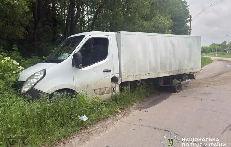 Росіяни атакували енергетику, підприємства та автомобіль, що розвозив хліб: є поранений 