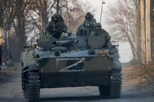 РФ запретила оккупантам перевозить военные грузы по важной трассе в Крым: что известно