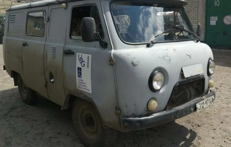 Росіяни влучили дроном в автомобіль енергетиків у Харківські