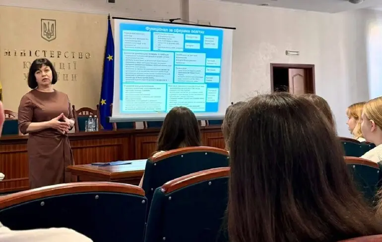 Три квартири в Києві за заниженою ціною: родина за