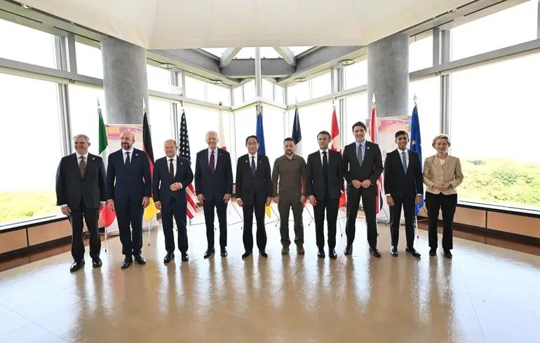 В Женеве протестующие против саммита G7 подожгли Tesla и разбили окна банка