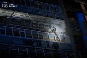 Дрон РФ попал в балкон многоэтажного дома в Сумах: среди раненых есть ребенок