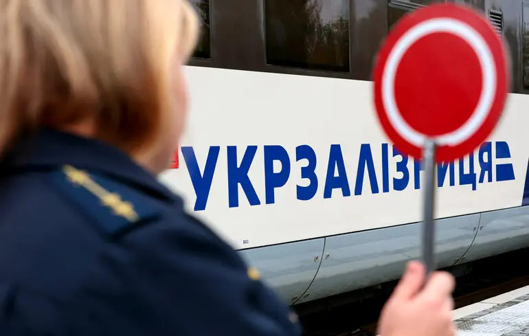 Из-за обстрелов РФ задерживается ряд поездов: в «Укрзалізниці» назвали наибольшие отклонения от графика