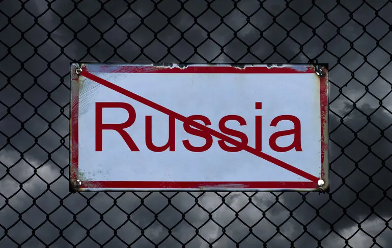 Евросоюз расширил санкции против российского ВПК и теневого флота — Reuters