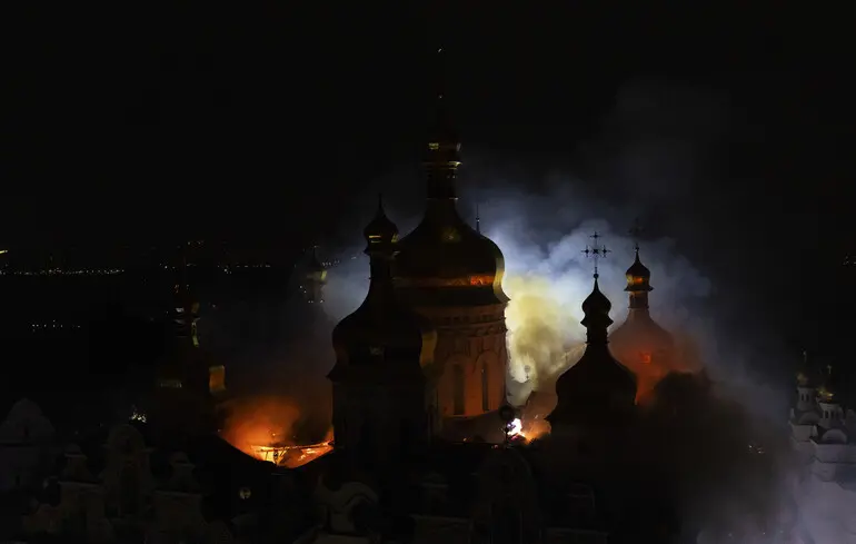 В Киево-Печерской лавре показали первые секунды после удара по Успенскому собору: видео