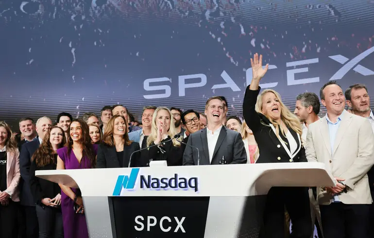 Співробітники SpaceX під час запуску IPO компанії на Nasdaq 12 червня 2026 року в Нью-Йорку.